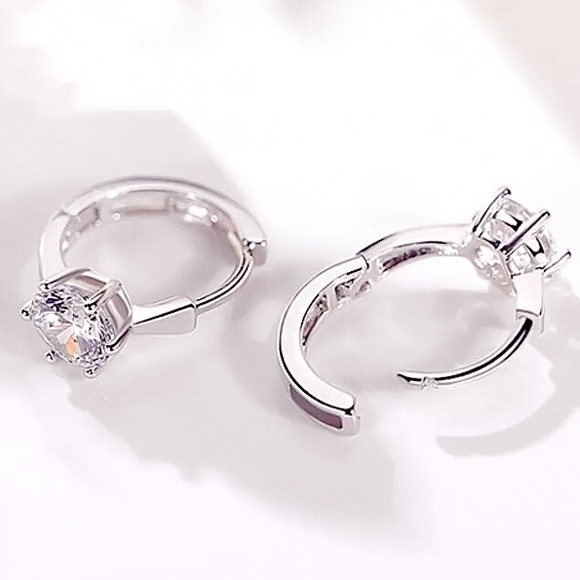 ⚜️[𝟯/$𝟮𝟴]⚜️NEW CZ Delicate Huggie Hoops - Picture 6 of 10